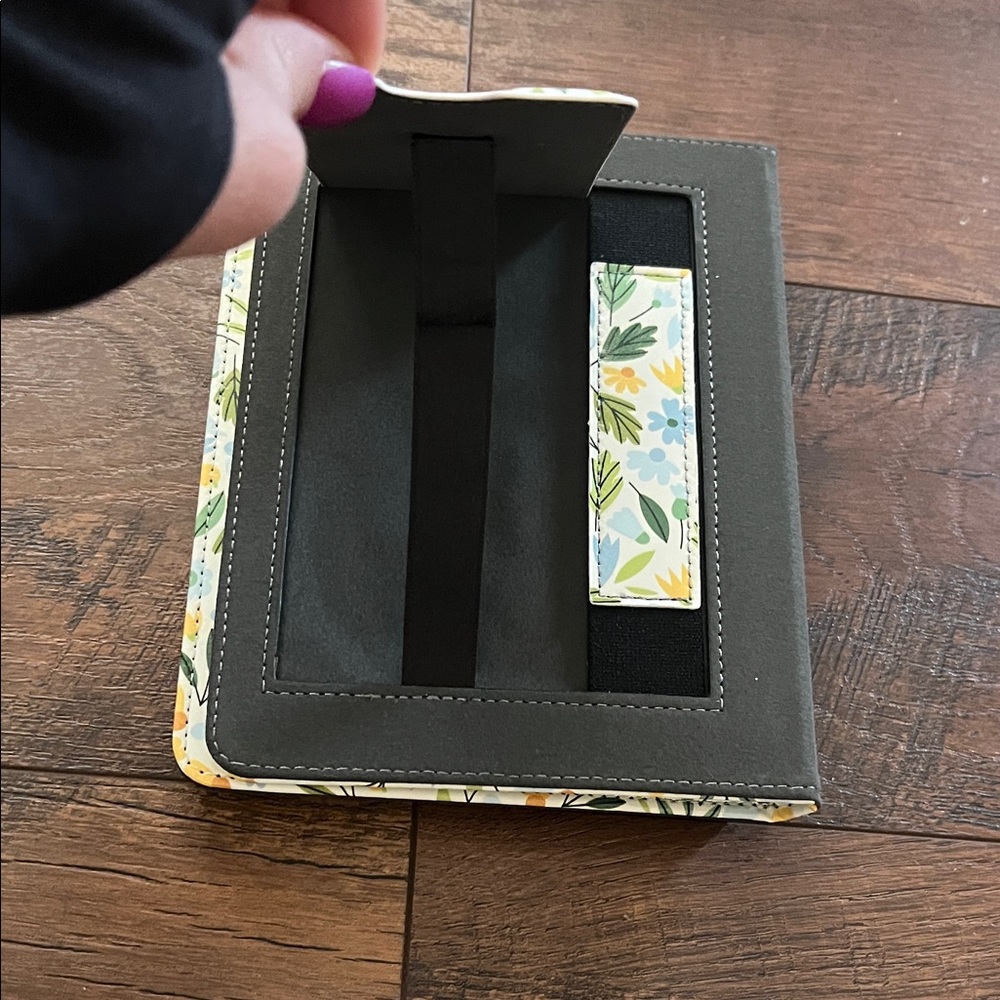 Floral Patterned Kindle Case - Picture 4 of 6